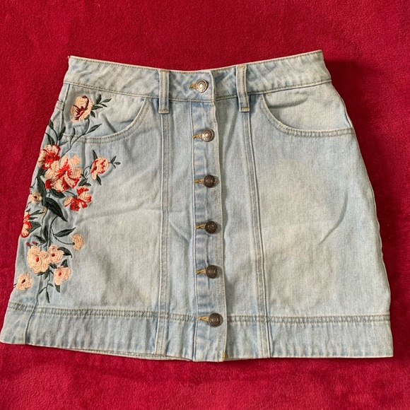 Embroidered jean skirt - Picture 1 of 2